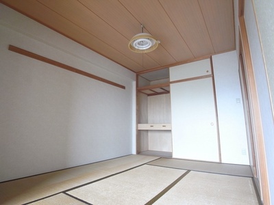 Living and room. Typical indoor photo Is a Japanese-style room there is a closet with upper closet.