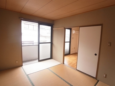 Living and room. About 6 Pledge of Japanese-style room. Balcony is a wide balcony that leads to the Western-style