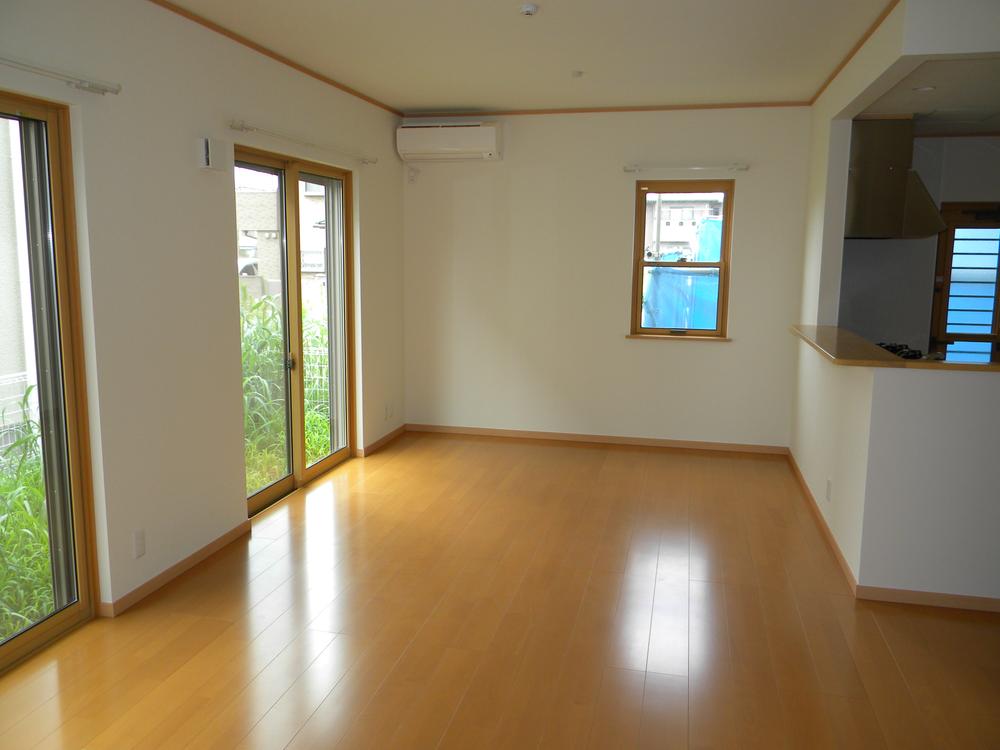 Living. Building D living (taken from Japanese-style room) ceiling height is also high, Spacious living ・ dining