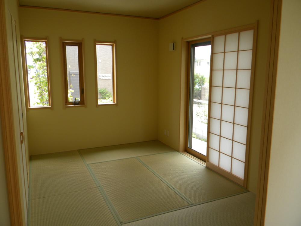 Non-living room. Japanese-style room with a feeling of opening for contact with the living