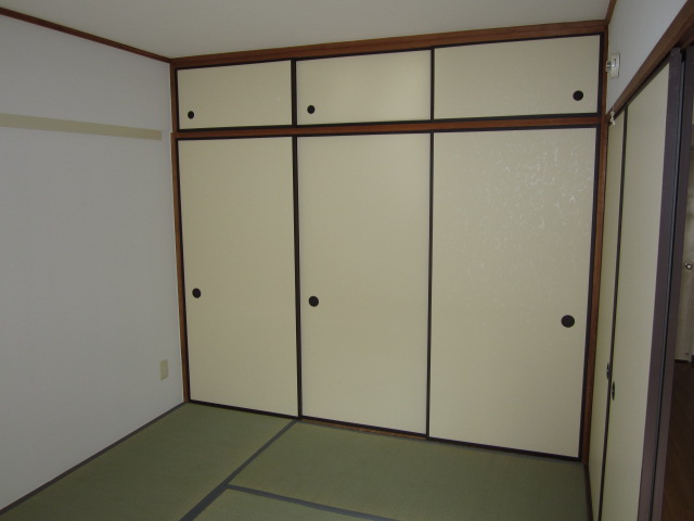 Other room space. Japanese-style room (1) Closet with upper closet of a half between 1