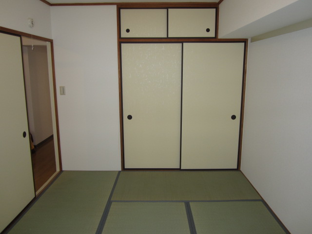 Other room space. Japanese-style room (2) Closet with upper closet of between 1