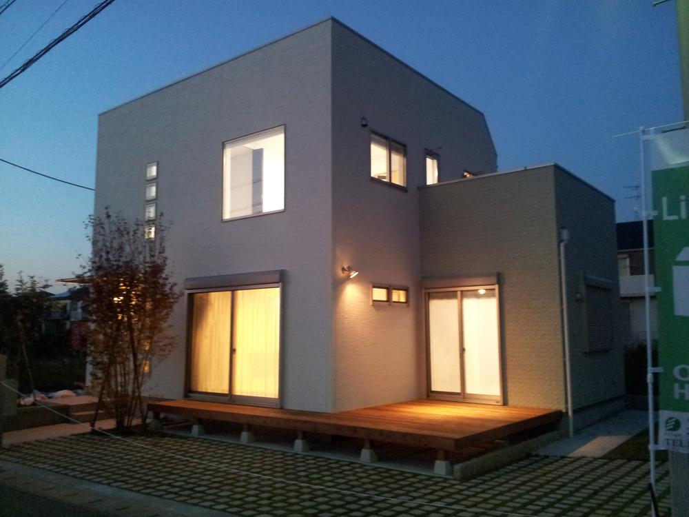 Local appearance photo. It is the evening of appearance.