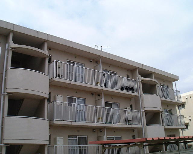 Building appearance. South-facing balcony
