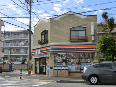 Convenience store. Seven-Eleven (convenience store) up to 100m