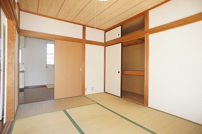 Living and room. Closet to 6 quires of Japanese-style room, With lighting.