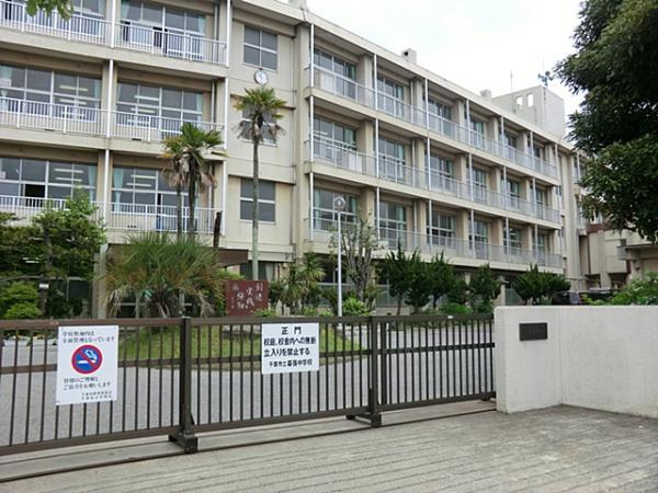 Junior high school. A 25-minute walk up to 2000m junior high school until junior high school Makuhari.