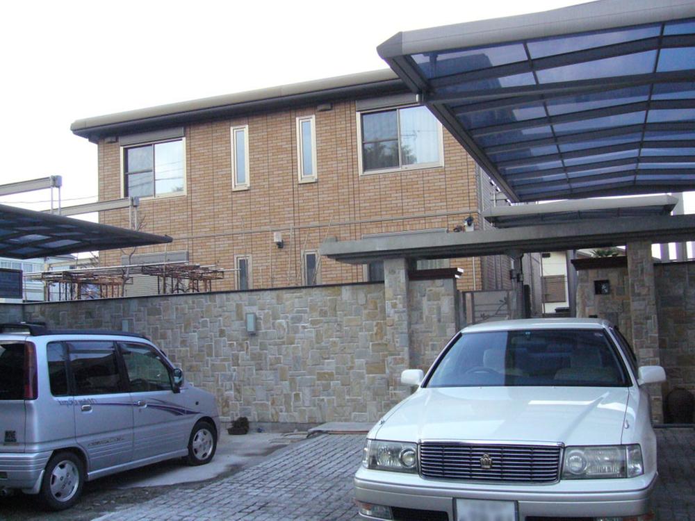 Parking lot. Carport Four parking Allowed