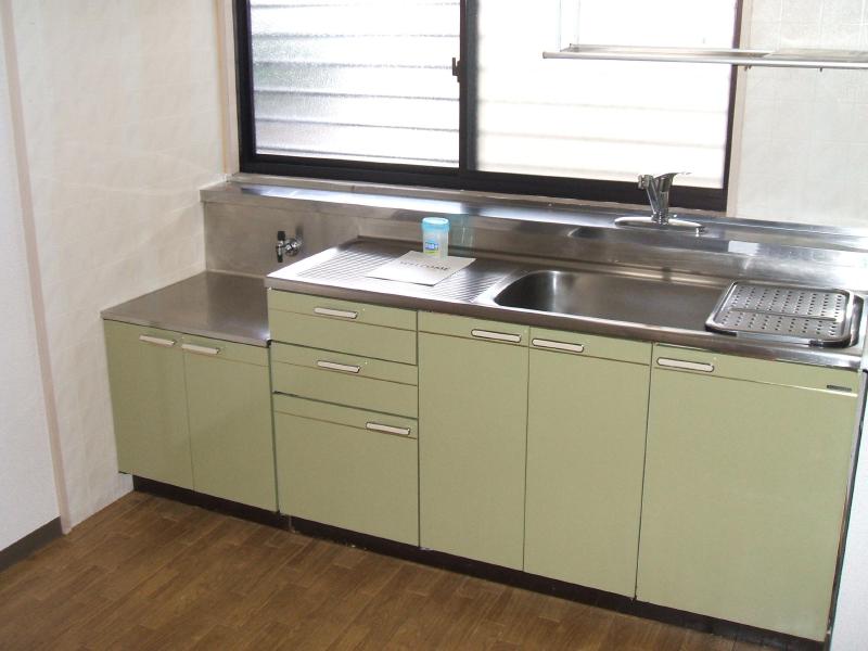 Kitchen. Wide from everyday use ~ Clauses clean ・ It is bright, but the No. 1