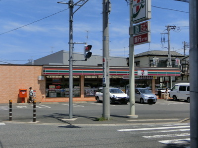 Convenience store. 230m to Seven-Eleven (convenience store)