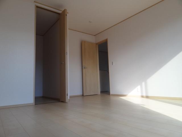 Non-living room. Spacious about 9 Pledge of master bedroom walk-in closet with in-room (September 27, 2013) Shooting