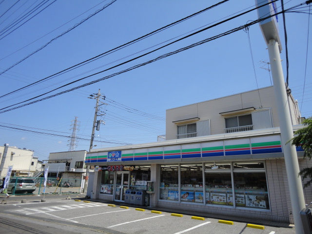 Convenience store. Three F Makuhari Station North store up (convenience store) 283m