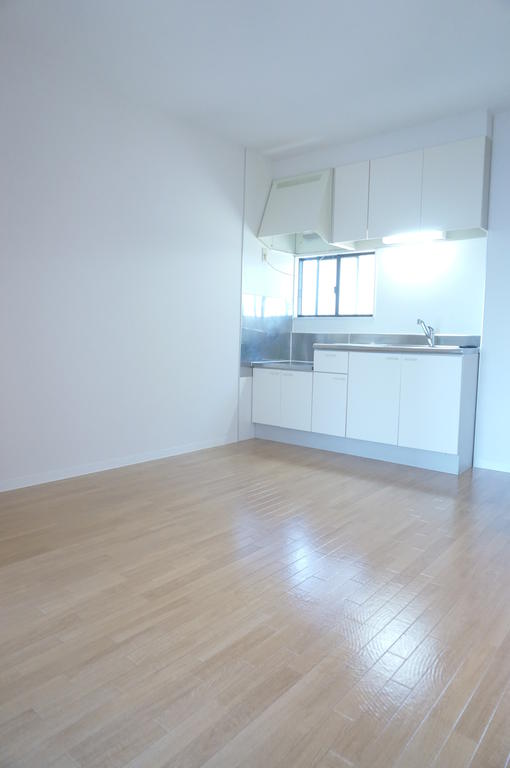 Living and room. Spacious dining kitchen ☆  ☆ Cupboard is also wide to put ☆