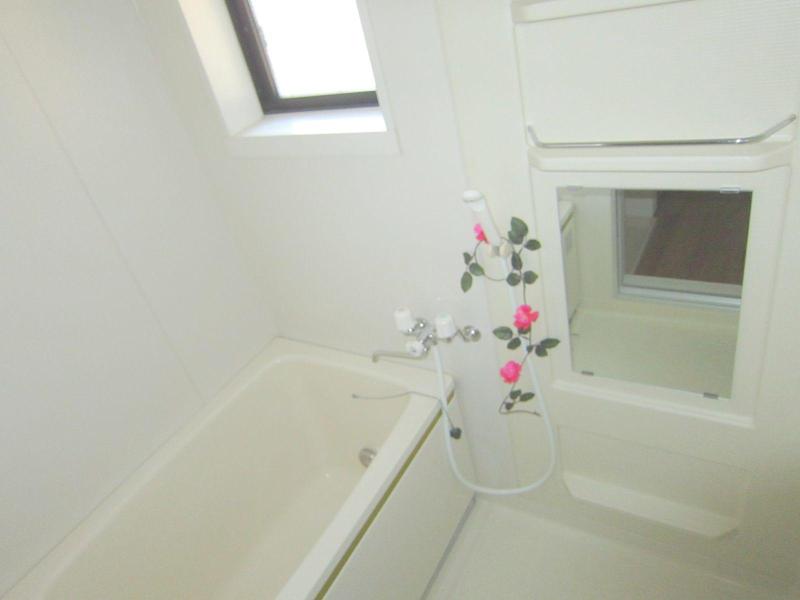 Bath. Ventilation is Reheating type with a comfortable window.