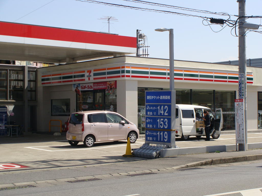 Convenience store. 250m to Seven-Eleven (convenience store)