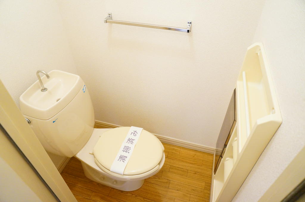 Toilet. There is a toilet paper holder and towel rail ☆