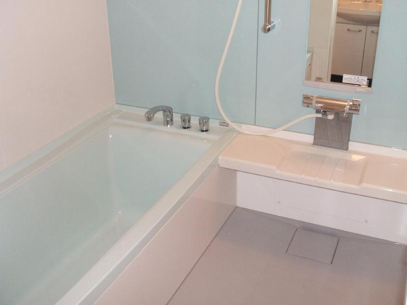 Bath. Good bathroom easy to use and stylish boasts! !