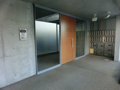 Entrance. With auto-lock entrance