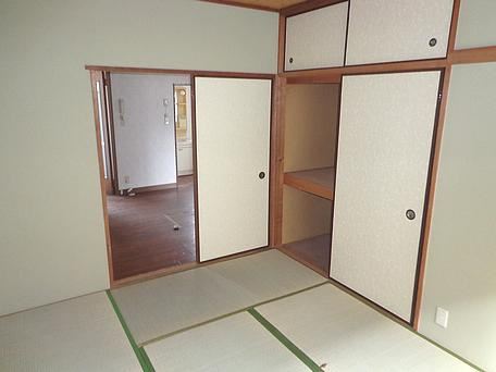 Living and room. 6 is a Pledge of Japanese-style room. 