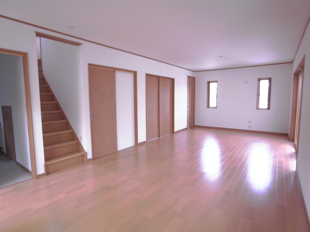 Same specifications photos (living). Oasis of family. It is open because the ceiling height is 2.5m.