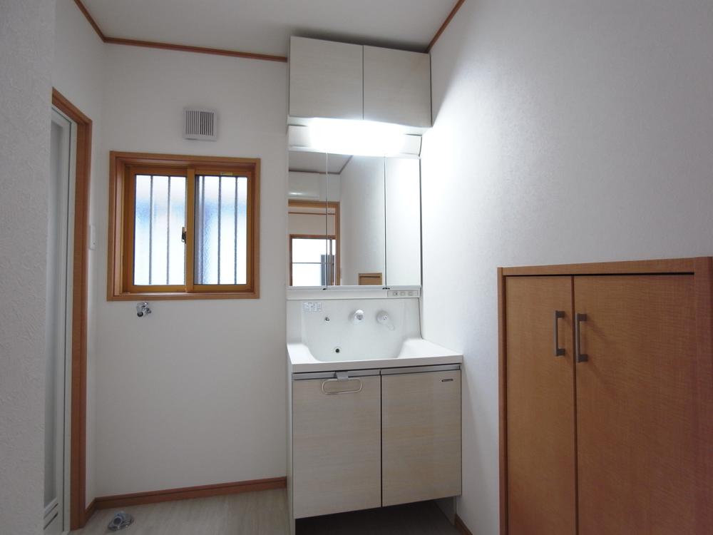 Wash basin, toilet. Is a three-sided mirror convenient in the morning of preparation. Storage space is also rich.