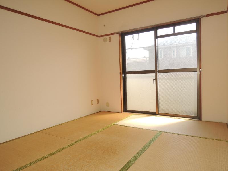 Other room space. It will settle down after all the Japanese-style room