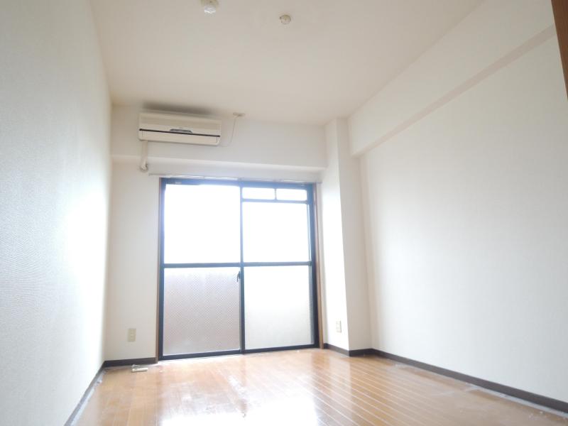 Other room space. Makuhari-Hongō Station also immediately commute there ・ School Ease