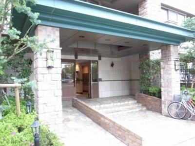 Entrance. Auto-lock with the apartment of peace of mind, which was also consideration to security