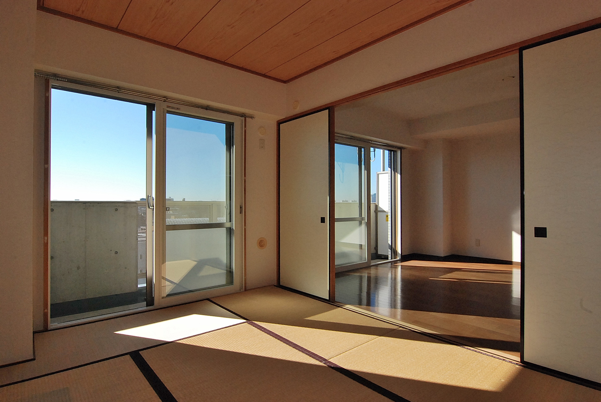 Other room space. Japanese-style room 6 quires Sunny room on the south-facing. Am10 shooting o'clock