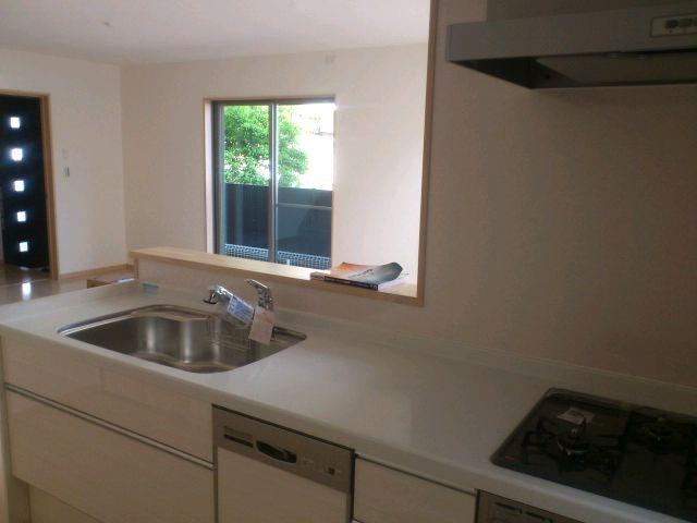 Kitchen. Indoor system kitchen (dishwasher ・ Water purifier) ・ Ventilation fan that is compact in the suction force.