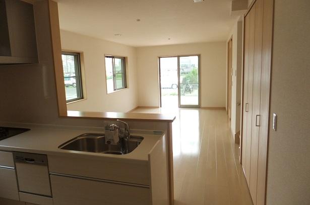 Living. Living face-to-face kitchen with water purifier with under-floor heating ・ With dishwasher
