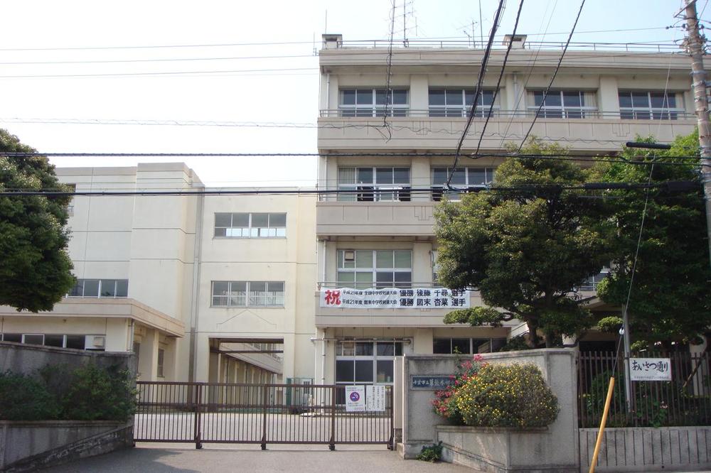 Junior high school. 600m to the local junior high school Makuharihongo