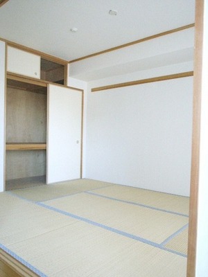 Living and room. Typical indoor photo. Plenty of Japanese-style Yes closet Maeru.