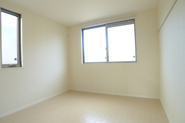 Other room space. It is a bright room in a corner room two sides lighting