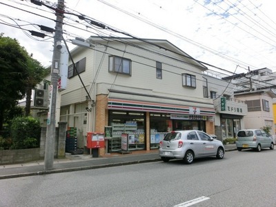 Convenience store. Seven-Eleven (convenience store) to 200m