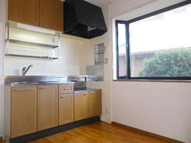 Kitchen. There is no bay window because it is not a corner room.