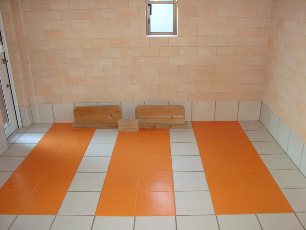 Bathroom. Women happy ceramic plate with floor! !