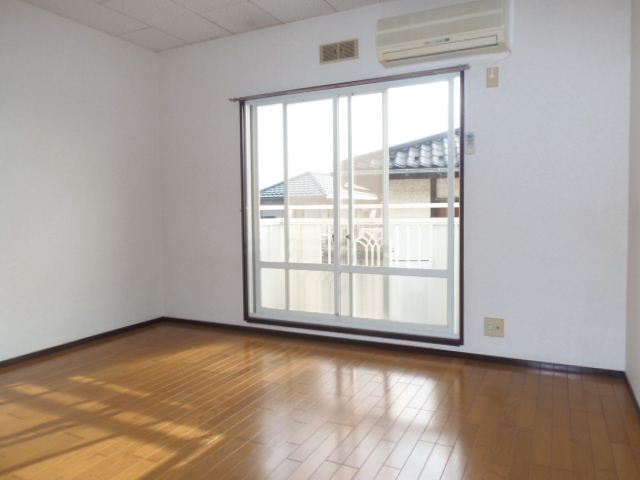 Living and room. It is spacious 7 tatami rooms.