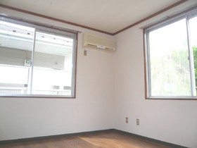 Living and room. It is a two-sided lighting bright corner room