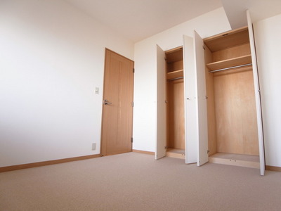 Living and room. Western-style is Katazuki clean in there all rooms glad closet