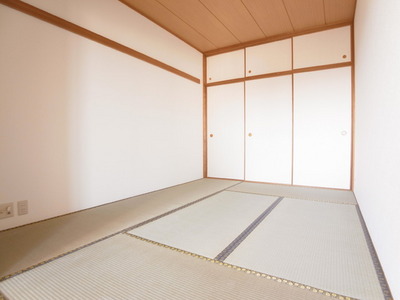 Living and room. About 6 Pledge of Japanese-style room is also spacious and use by connecting with the living