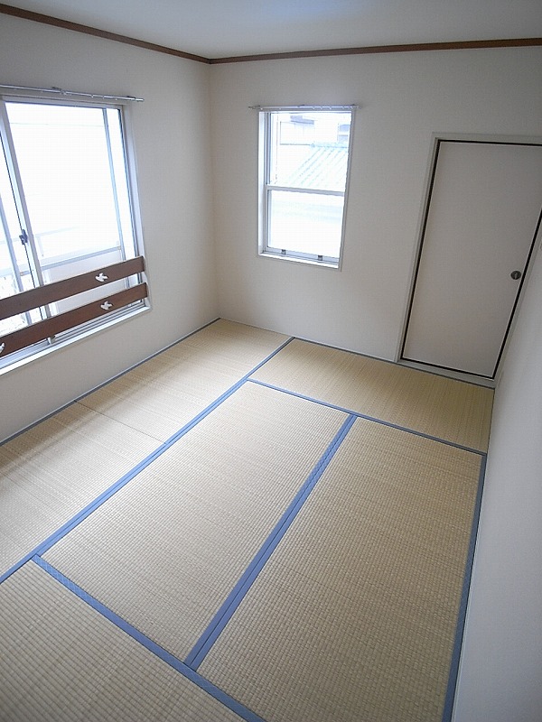 Other room space. Japanese-style room is also two-sided lighting