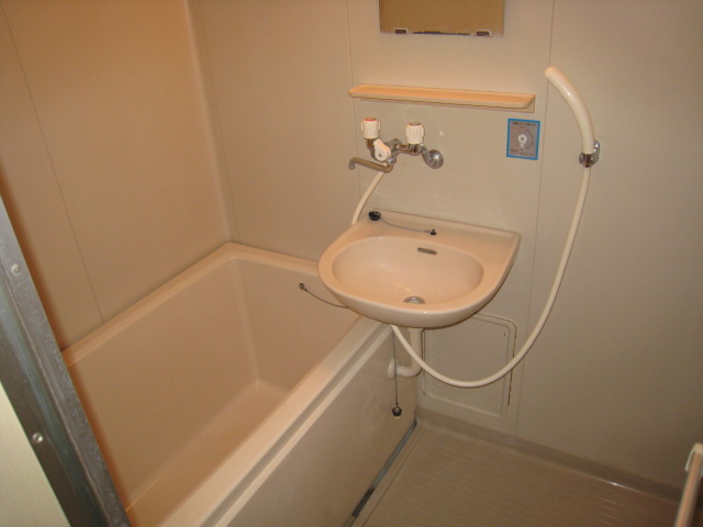 Bath. Clean bathroom, There is also a washbasin