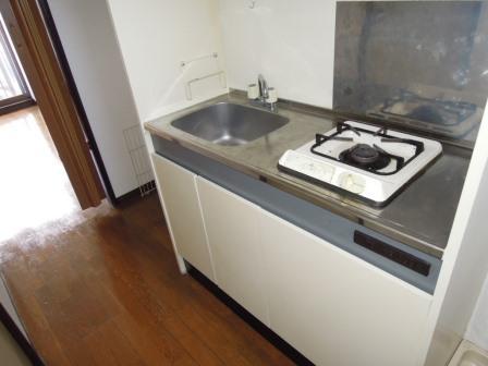 Kitchen. 1-neck with gas stove