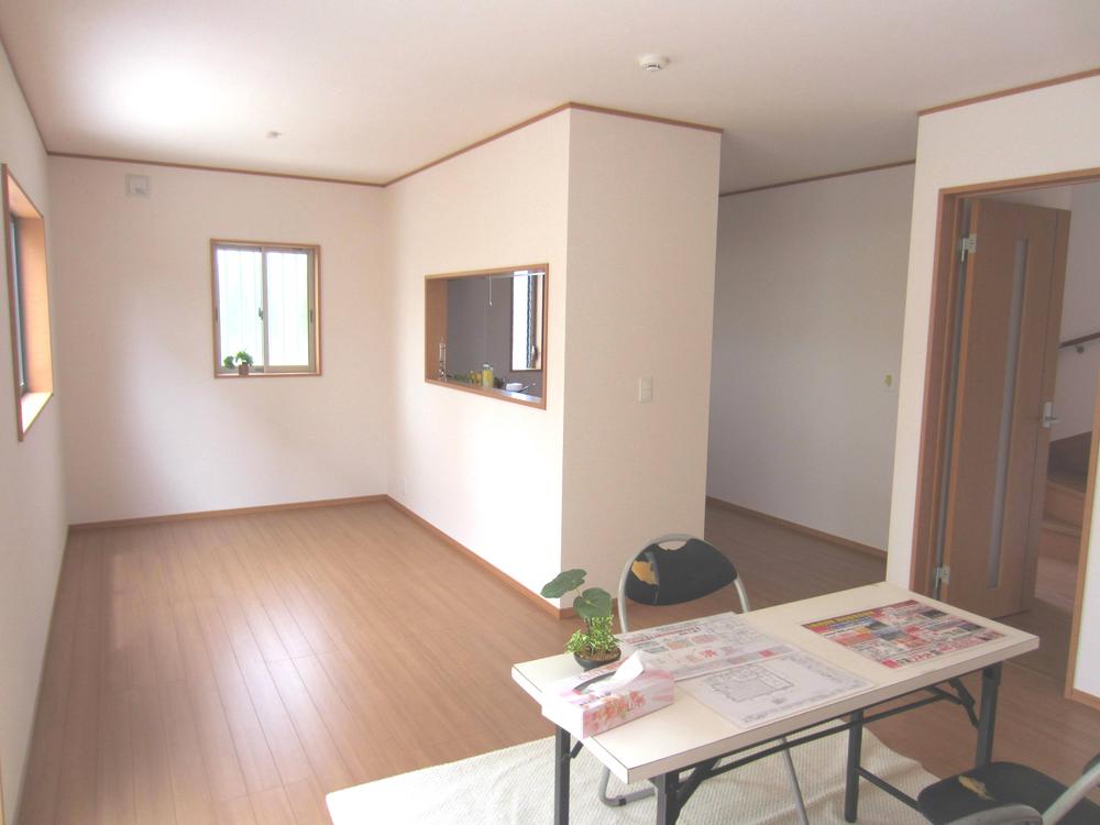 Same specifications photos (living)