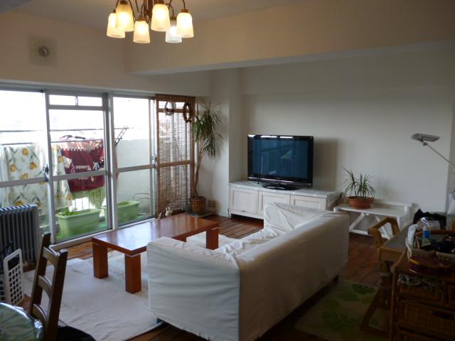 Living. Because the south is almost become a front window day is very good. The night of the summer is the charm is also visible fireworks.