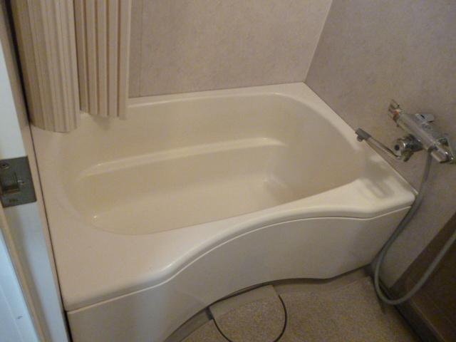 Bathroom. Low tub of height difference.