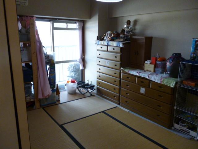 Non-living room. Real 7 Pledge worth of Japanese-style room in the 6-mat + plates.