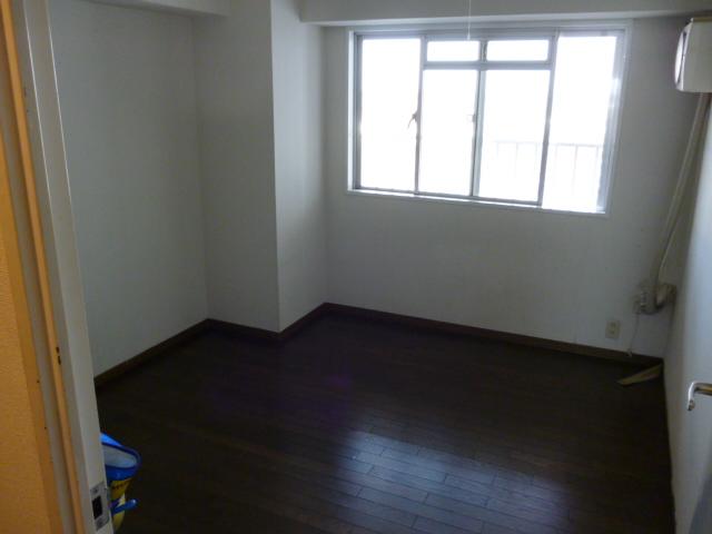 Non-living room. But it will be visible to the NAND-style, It is sufficient for the nursery at about 5.9 Pledge!