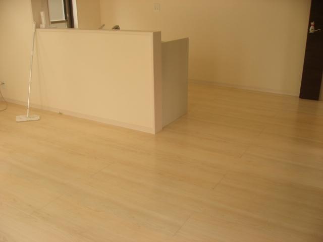 Living. White floor of the living room. It goes to any furniture! It recommended the Nordic taste.